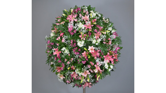 Corona de flores compuesta por aralia, palmito, paniculata, alstroemeria, lilium