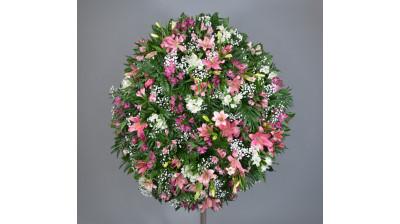 Corona de flores compuesta por aralia, palmito, paniculata, alstroemeria, lilium