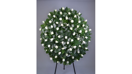 Corona de flores de aralia, palmito, paniculata, rosas