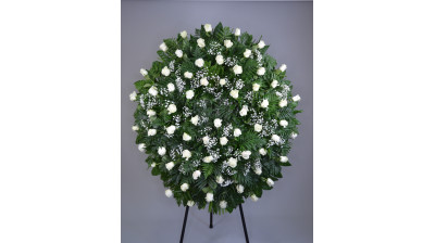 Corona de flores de aralia, palmito, paniculata, rosas