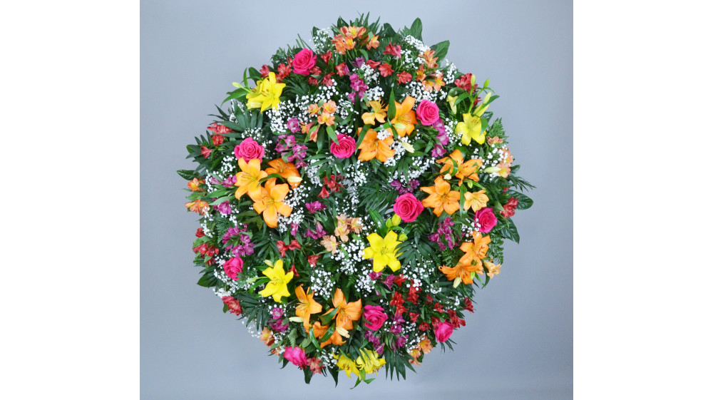 Corona de flores de aralia, palmito, paniculata, rosas, alstroemeria, lilium