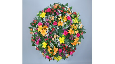 Corona de flores de aralia, palmito, paniculata, rosas, alstroemeria, lilium