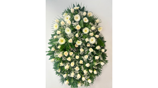 Corona de flores compuesta por Gerberas, aspidistra, mossi, helecho, chico, aralia, palmito, paniculata, rosas