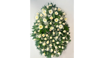 Corona de flores compuesta por Gerberas, aspidistra, mossi, helecho, chico, aralia, palmito, paniculata, rosas