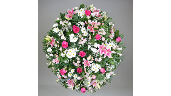 Corona de flores compuesta por helecho cuero, helecho, chico, aralia, palmito, paniculata, rosas, rosas ramificadas, alstro, lil