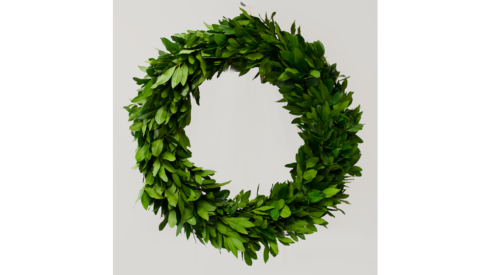 Corona de flores compuesta por hojas de  laurel y hojas de madroño