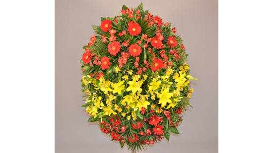 Corona de flores compuesta por helecho cuero, helecho chico, aralia, palmito, gerbera, alstroemeria, lilium