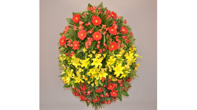 Corona de flores compuesta por helecho cuero, helecho chico, aralia, palmito, gerbera, alstroemeria, lilium