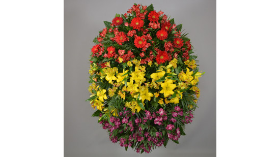 Corona de flores compuesta por helecho cuero, helecho chico, aralia, palmito, gerbera, alstroemeria, lilium