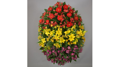 Corona de flores compuesta por helecho cuero, helecho chico, aralia, palmito, gerbera, alstroemeria, lilium