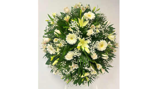 Corona de flores compuesta por rosas, alstroemeria, lilium, aralia, gerbera, helecho chico, paniculata, palmito