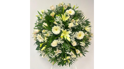 Corona de flores compuesta por rosas, alstroemeria, lilium, aralia, gerbera, helecho chico, paniculata, palmito