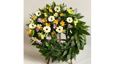 Corona de flores compuesta por alstroemeria, aralia, gerbera, helecho chico, paniculata