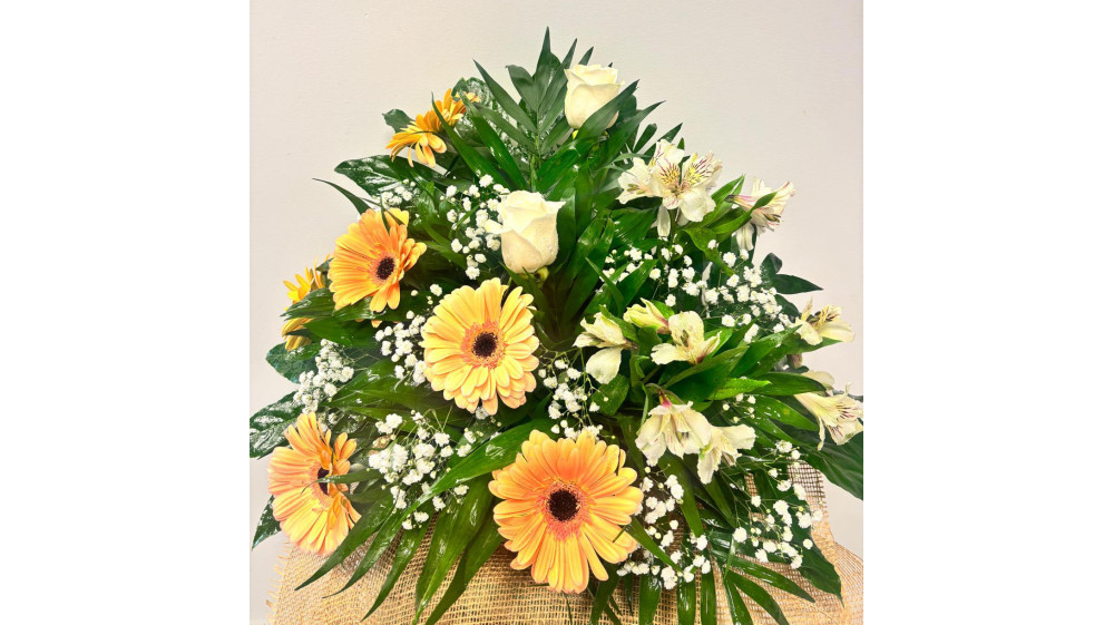 Centro de flores compuesto por helecho chico, aralia, paniculata,, rosas gerbera, alstroemeria