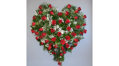 Corazón de rosas compuesto por helecho chico, helecho cuero, aralia, palmito, paniculata, rosas