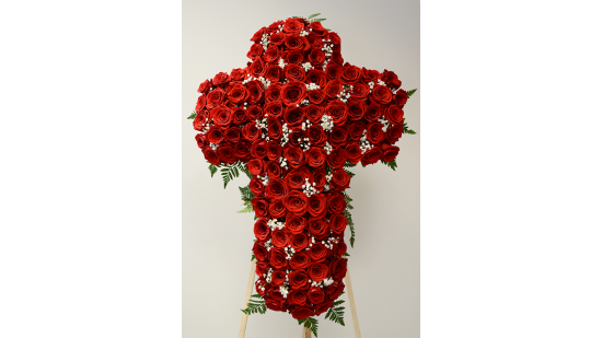 Cruz de rosas compuesta por madroño, paniculata, rosas