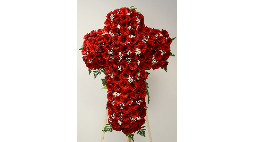 Cruz de rosas compuesta por madroño, paniculata, rosas