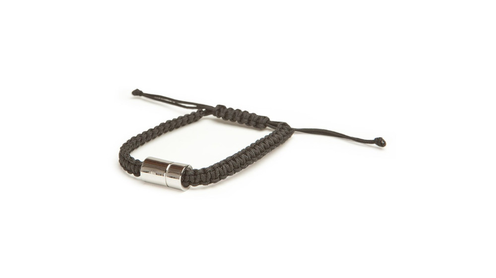 Pulsera de cordón trenzado con cilindro de acero contenedor de cenizas.